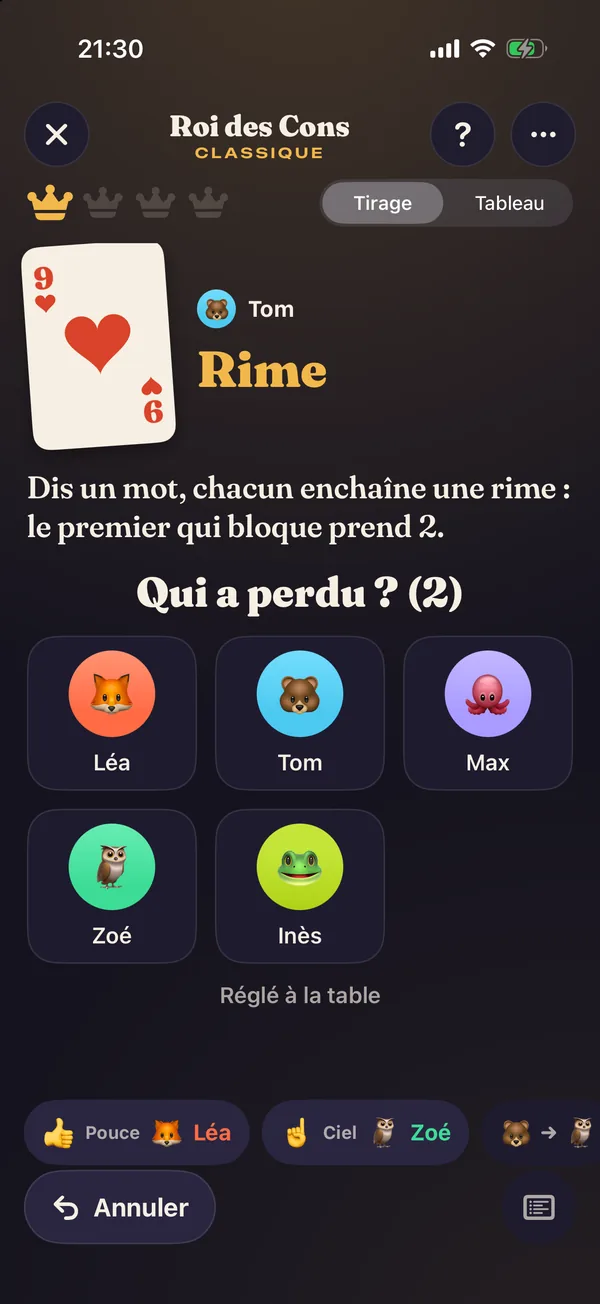 Roi des Cons, carte tirée : le 9 de cœur, la règle « Rime » en grand et la question « Qui a perdu ? » avec les joueurs à taper.
